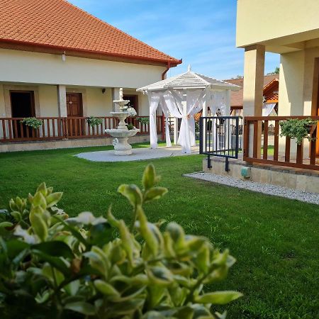 Toroes Panzio Bed & Breakfast Szabolcs Dış mekan fotoğraf