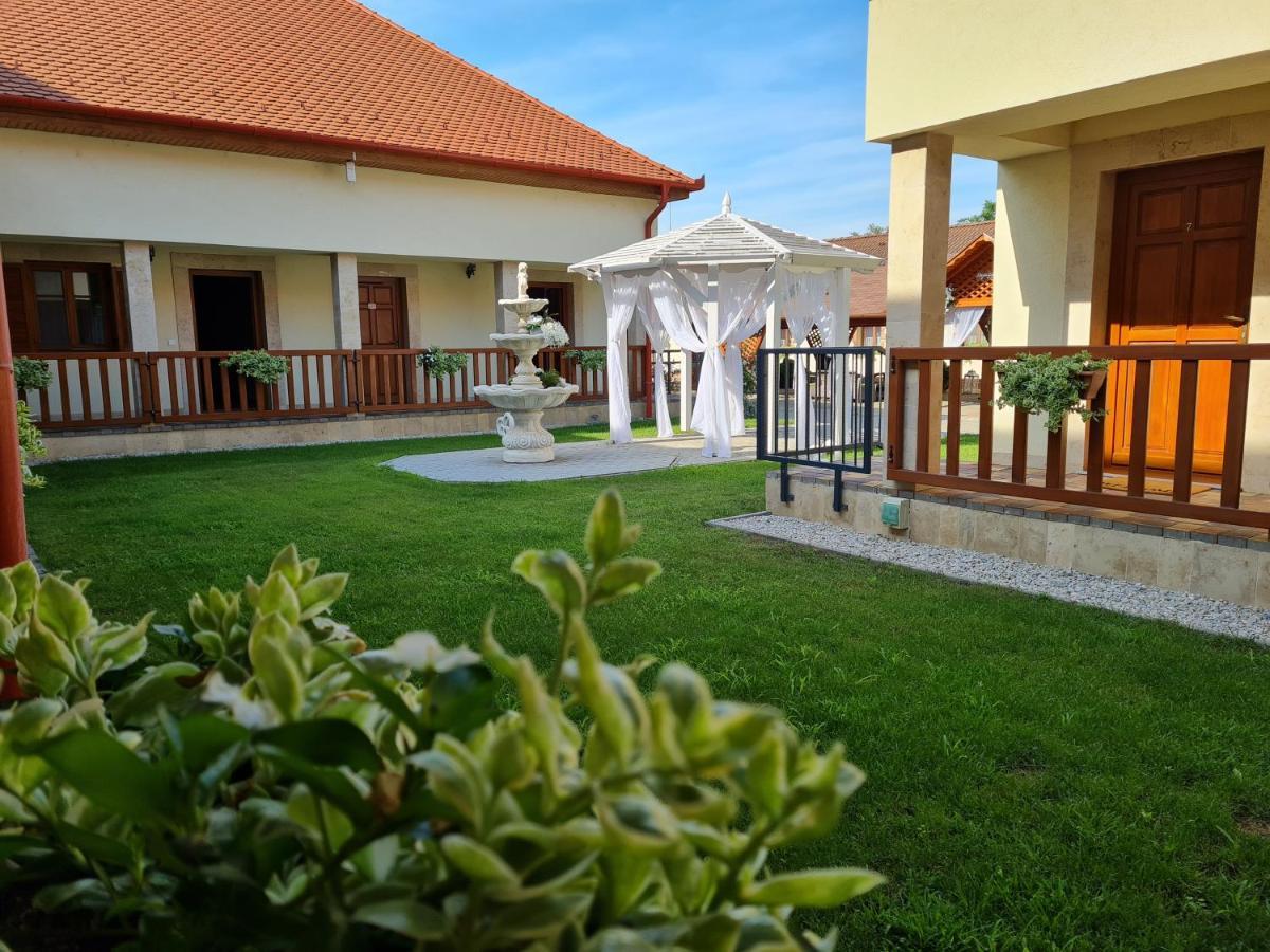 Toroes Panzio Bed & Breakfast Szabolcs Dış mekan fotoğraf
