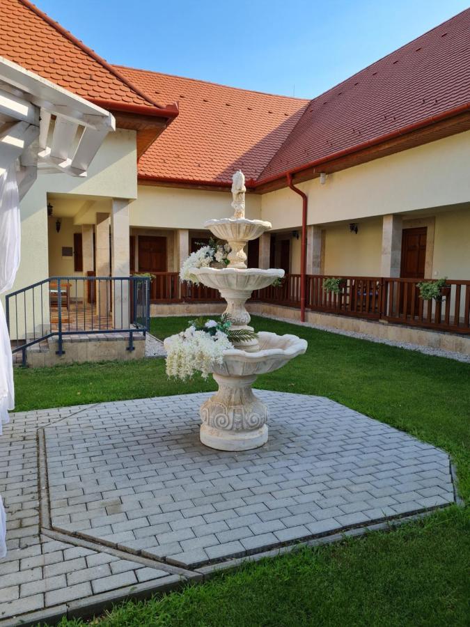 Toroes Panzio Bed & Breakfast Szabolcs Dış mekan fotoğraf