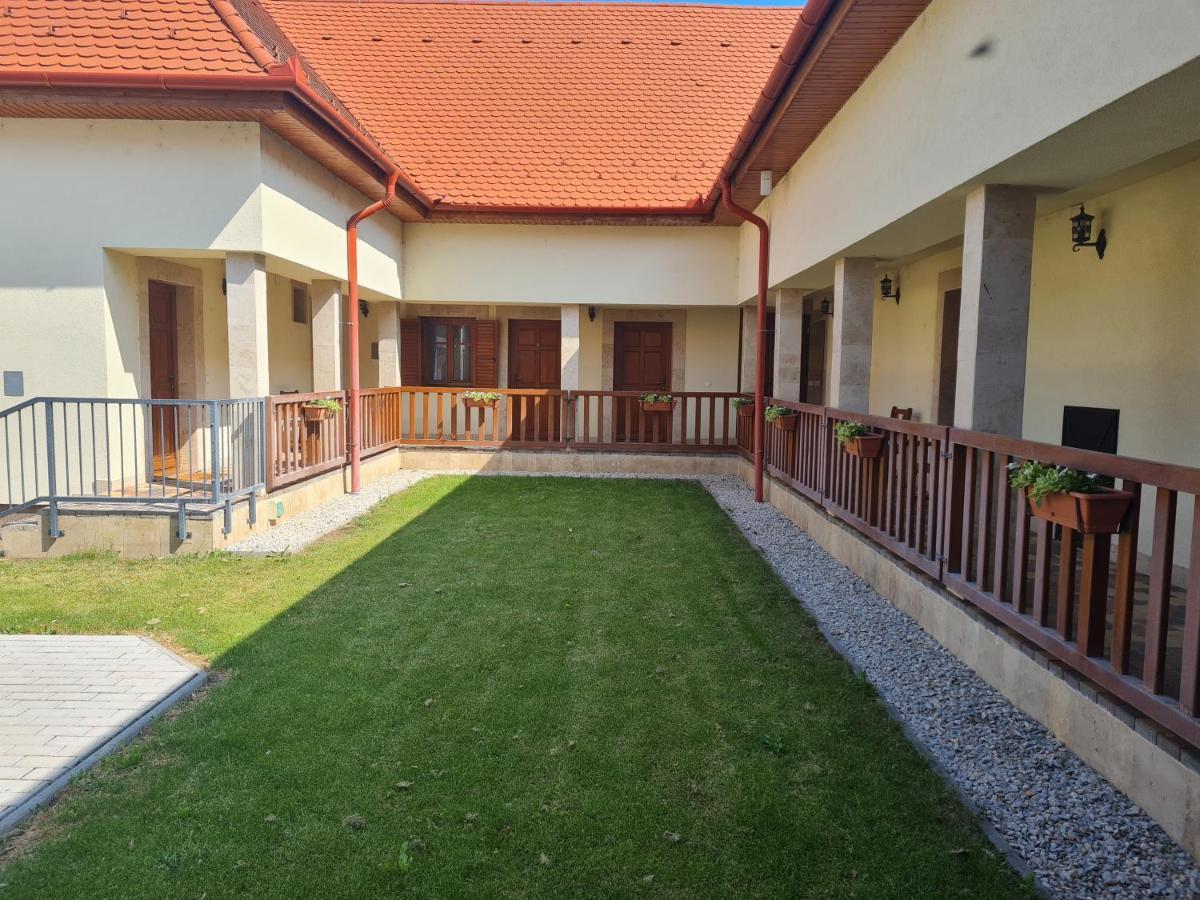Toroes Panzio Bed & Breakfast Szabolcs Dış mekan fotoğraf